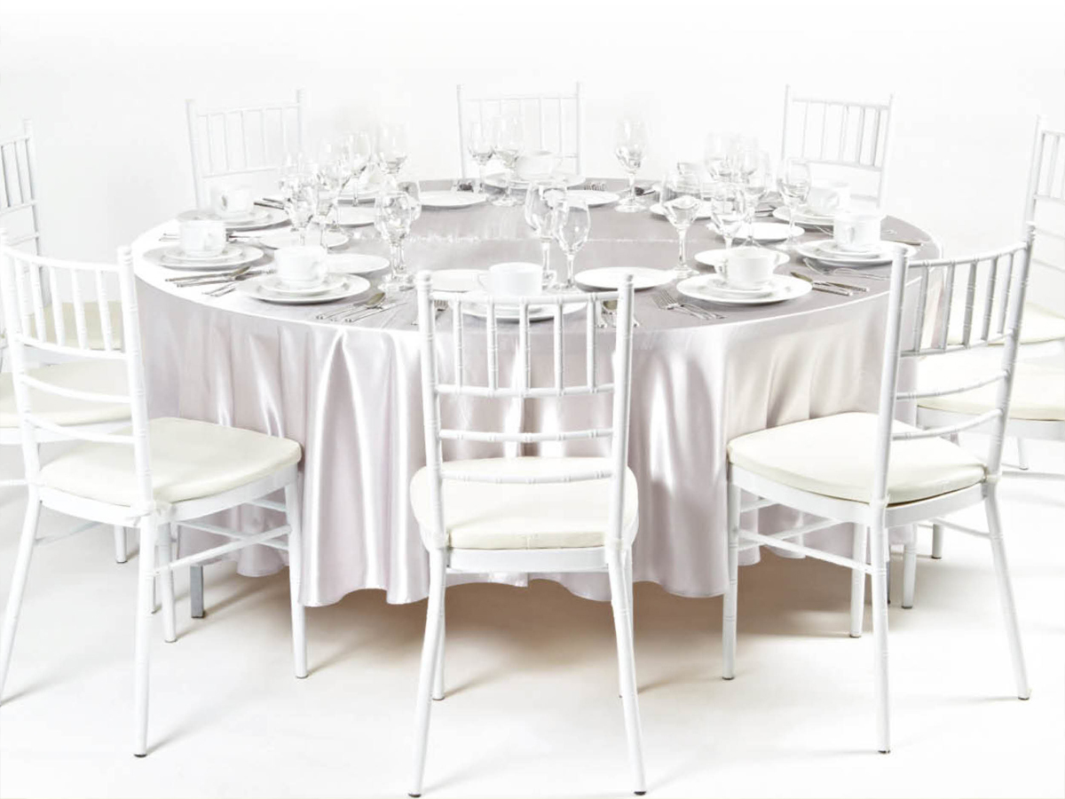 CHIAVARI STUHL WEISS/RUNDTISCHDECKE SILBER/GEDECK