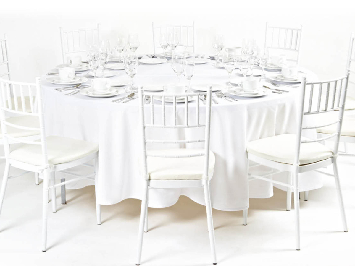 CHIAVARI STUHL WEISS/ RUNDTISCHDECKE WEISS /GEDECK
