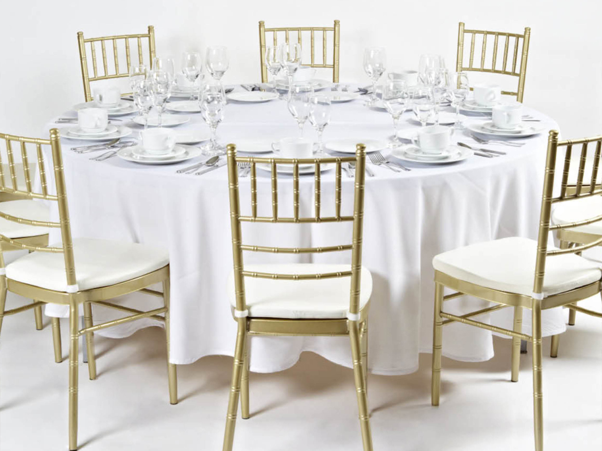CHIAVARI STUHL CHAMPAGNEFARBE/RUNDTISCHDECKE WEISS/GEDECK