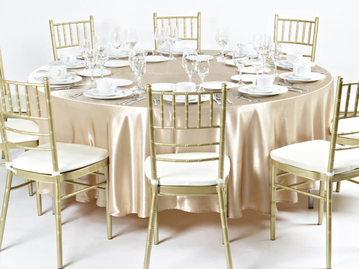 CHIAVARI STUHL CHAMPAGNEFARBE/ RUNDTISCHDECKE CHAMPAGNEFARBE /GEDECK
